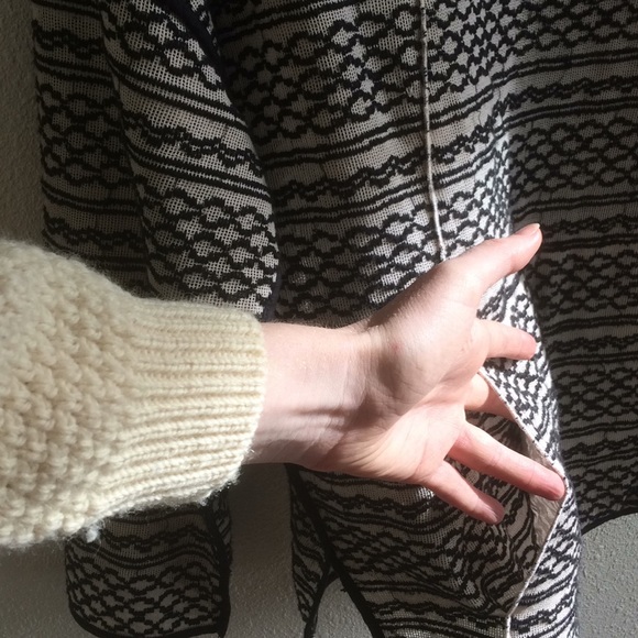 Madewell Embroidered Light Sweater. Size medium - Picture 4 of 5